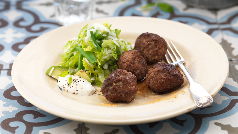 Cottage cheese-fylte kjøttboller med grønnsaksris og yoghurt