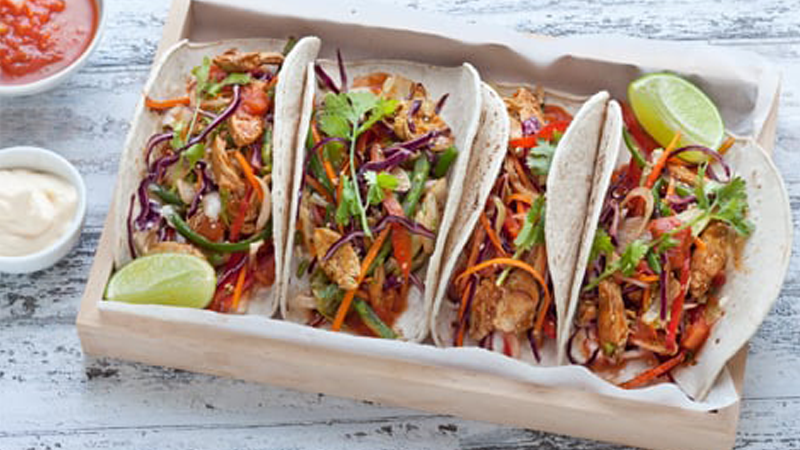 Fajitas med kylling og en sprø, asiainspirert salat