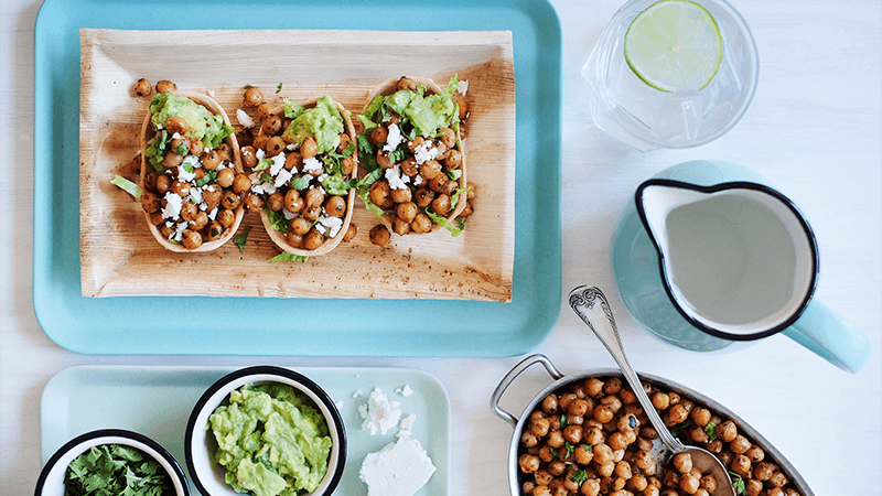 Spicy garbanzos med guacamole, koriander og fetaost